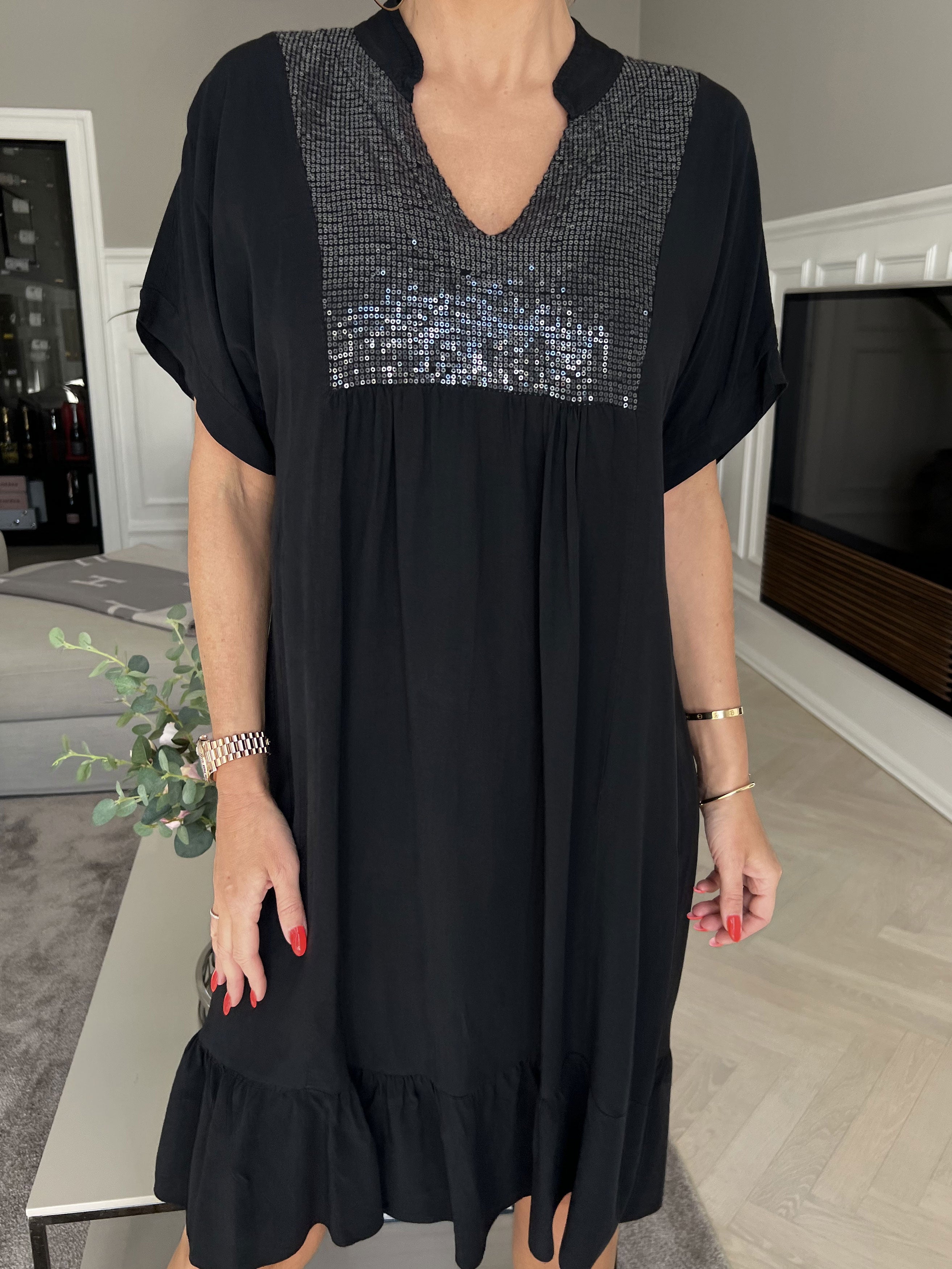 Cecil - Kjole i viskose med pailletter og flæsekant forneden